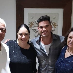 Irmã de Sidney Sampaio ainda lamentou que pessoas usem o acidente sofrido pelo ator em um hotel há um ano nas brigas de torcida do reality