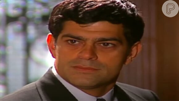 Na novela 'Alma Gêmea', Rafael conta para o delegado que deseja colocar Cristina na cadeia por tudo que já fez.