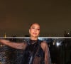 Sabrina Sato com look transparente e esvoaçante deixou barriguinha à mostra