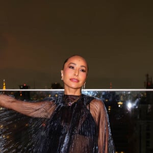 Sabrina Sato com look transparente e esvoaçante deixou barriguinha à mostra