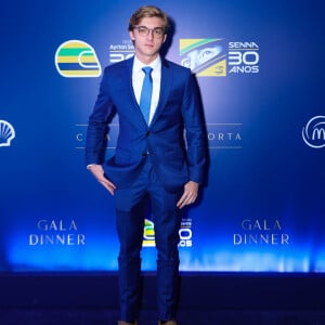 Joaquim, filho mais velho de Angélica e Luciano Huck, apostou em terno azul para evento em homenagem à Ayrton Senna