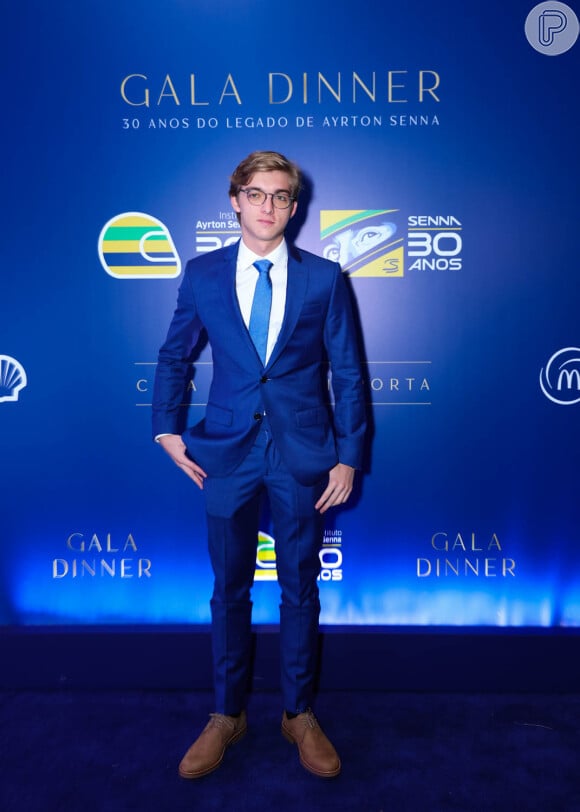 Joaquim, filho mais velho de Angélica e Luciano Huck, apostou em terno azul para evento em homenagem à Ayrton Senna