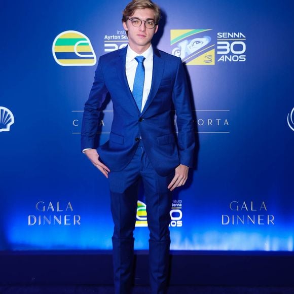 Joaquim, filho mais velho de Angélica e Luciano Huck, apostou em terno azul para evento em homenagem à Ayrton Senna