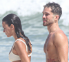 Assumidos, Bruna Marquezine e João Guilherme trocam carinhos e exibem corpos sarados na praia. Fotos!