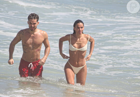 Bruna Marquezine e João Guilherme passaram a tarde em uma praia na Zona Sul do Rio de Janeiro