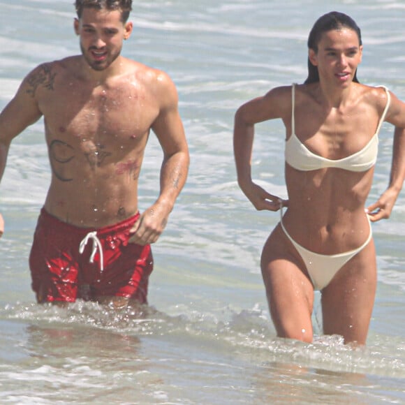 Bruna Marquezine e João Guilherme passaram a tarde em uma praia na Zona Sul do Rio de Janeiro