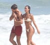 Bruna Marquezine e João Guilherme trocaram carinhos na praia