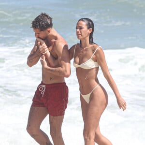 Bruna Marquezine e João Guilherme trocaram carinhos na praia