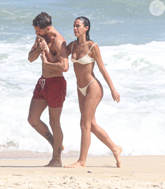 Bruna Marquezine e João Guilherme trocaram carinhos na praia