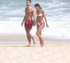 Bruna Marquezine e João Guilherme exibiram os corpos sarados na praia