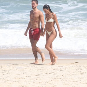 Bruna Marquezine e João Guilherme exibiram os corpos sarados na praia