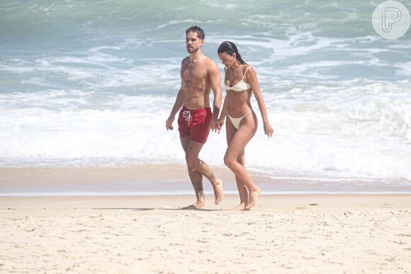 Bruna Marquezine e João Guilherme exibiram os corpos sarados na praia