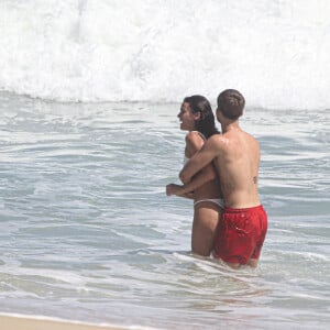 Na praia, Bruna Marquezine e João Guilherme não se desgrudaram