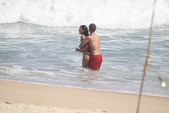 Na praia, Bruna Marquezine e João Guilherme não se desgrudaram