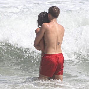 Bruna Marquezine e João Guilherme contemplaram o mar abraçadinhos em dia de praia