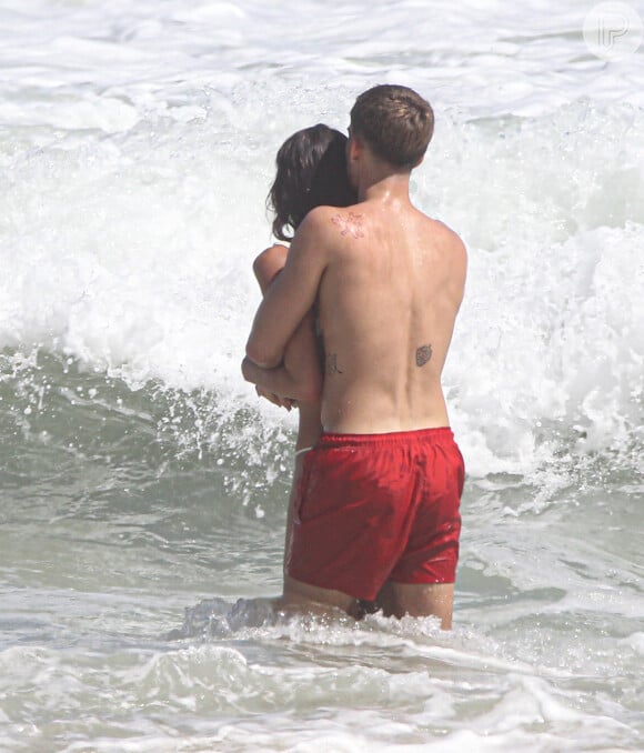 Bruna Marquezine e João Guilherme contemplaram o mar abraçadinhos em dia de praia