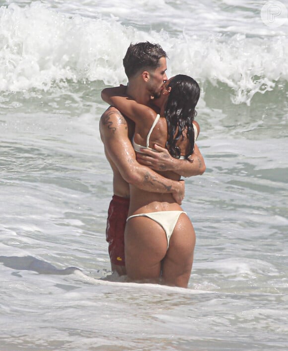 João Guilherme deu beijo em Bruna Marquezine na praia