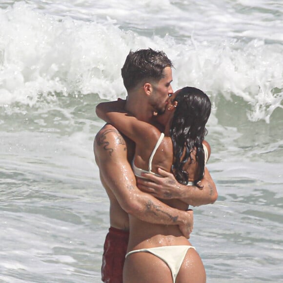 João Guilherme deu beijo em Bruna Marquezine na praia