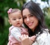 Mavie, filha de Bruna Biancardi e Neymar, curte passeio em zoológico com look de grife e carrinho de bebê luxuoso