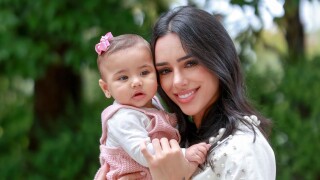 Quanto luxo! Filha de Neymar e Bruna Biancardi, Mavie visita zoológico com look grifado e carrinho de mais de R$ 30 mil