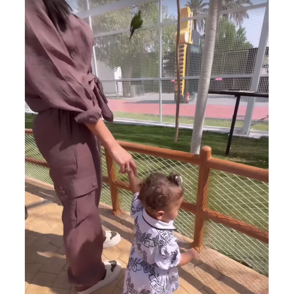 Mavie estava usando um vestidinho branco e preto da grife Burberry, avaliado em cerca de R$ 2600,00