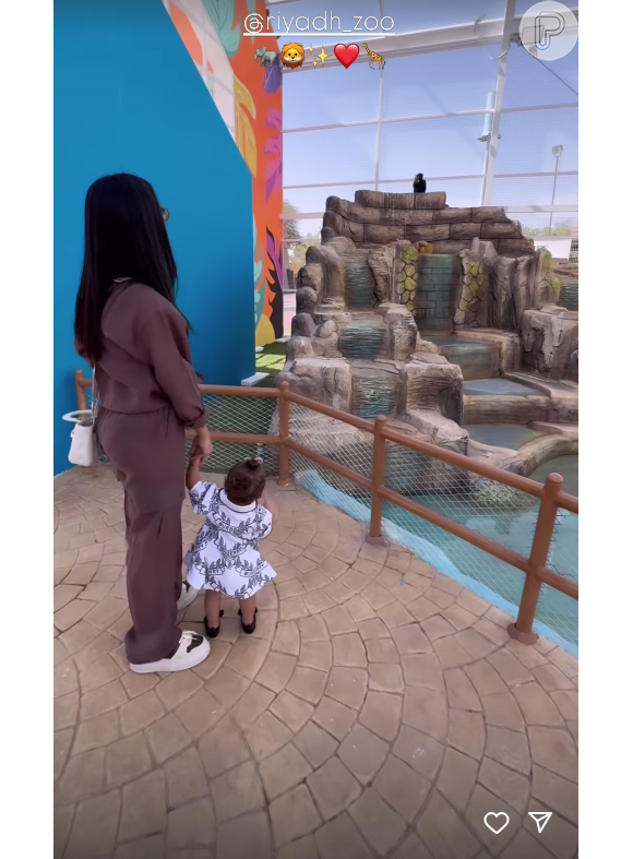 Neste sábado (02), Mavie e Bruna Biancardi curtiram um passeio por um zoológico na Arábia Saudita, e o look da pequena roubou a cena