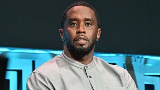 Fortuna de 400 milhões de dólares de P. Diddy divide família; mãe e filho do rapper disputam controle de seu império