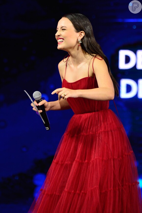 Larissa Manoela usa vestido de tule vermelho chamativo em evento da Disney