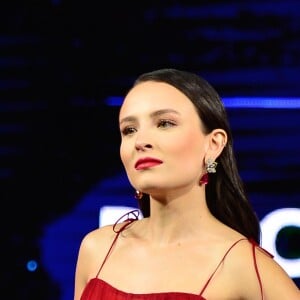 Larissa Manoela no primeiro dia da D23: atriz elegeu vestido vermelho a lá princesa da Disney