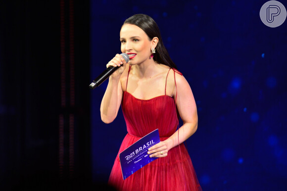 Larissa Manoela usa look vermelho em primeiro evento da Disney no Brasil