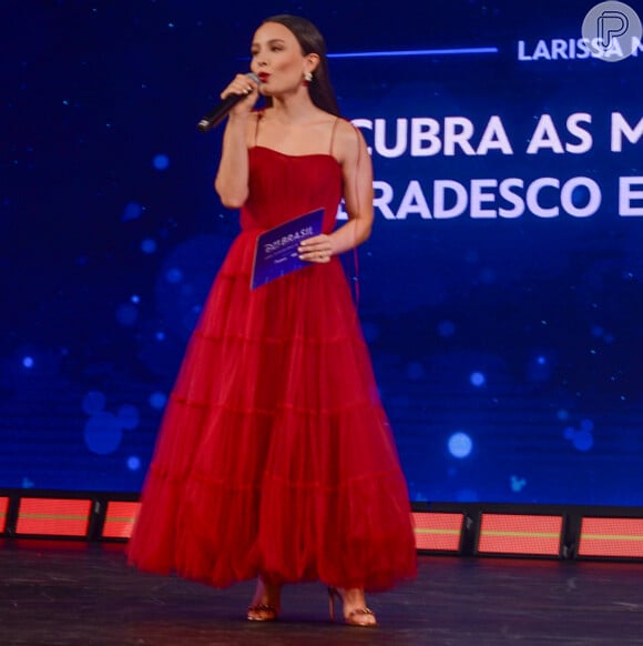 Elegante, Larissa Manoela escolheu peça romântica para apresentar evento da Disney