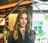 Alessandra Ambrosio usa look all black e bota de cano alto