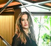 Alessandra Ambrosio posa para fotógrafos em hotel em São Paulo