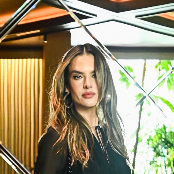 Alessandra Ambrosio posa para fotógrafos em hotel em São Paulo