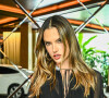 Alessandra Ambrosio posa com acessórios prata e look preto transparente