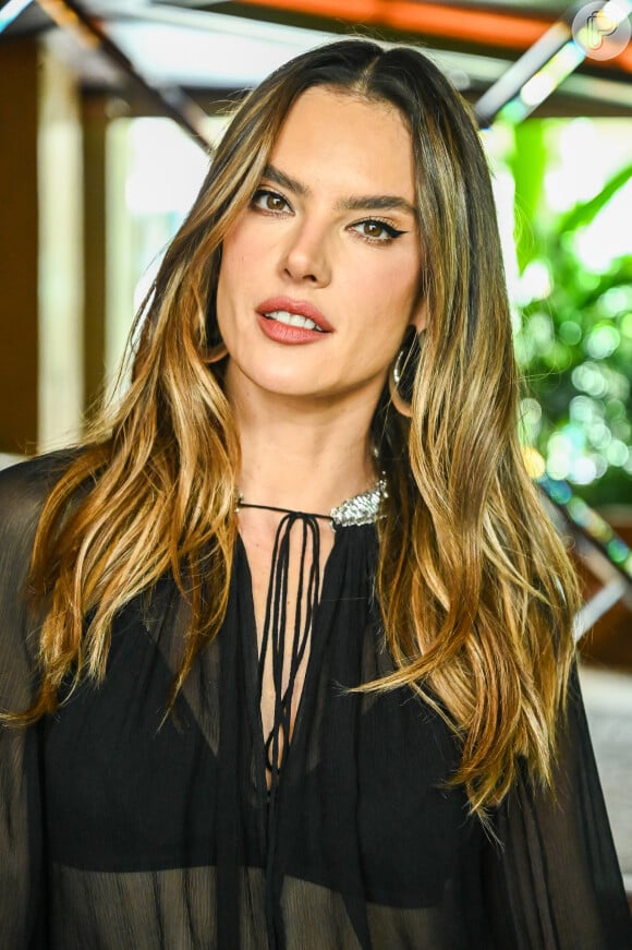 Alessandra Ambrosio em look transparente