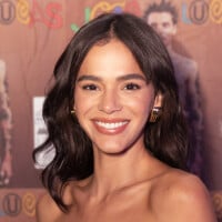 Bruna Marquezine elege bolsa grifada de R$ 17 mil e ganha companhia do namorado em lançamento de álbum do marido de Sasha