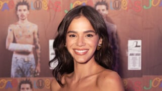 Bruna Marquezine elege bolsa grifada de R$ 17 mil e ganha companhia do namorado em lançamento de álbum do marido de Sasha