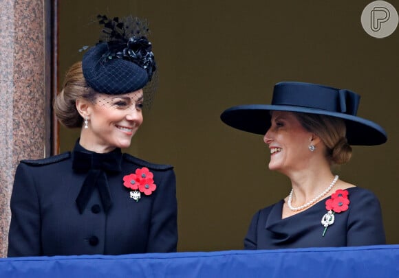 Kate Middleton foi observada enquanto conversava com a Duquesa de Edimburgo, Sophie Rhys-Jones