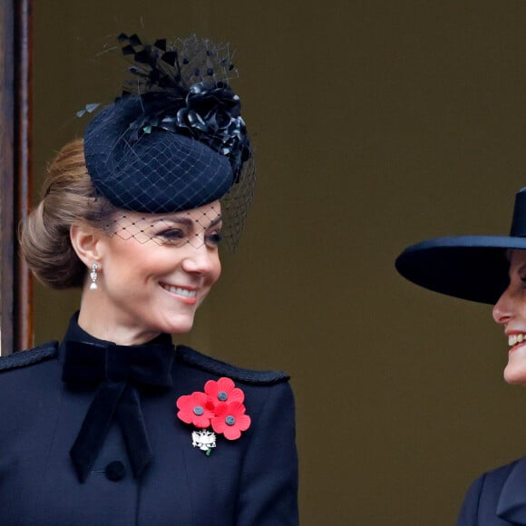 Kate Middleton foi observada enquanto conversava com a Duquesa de Edimburgo, Sophie Rhys-Jones