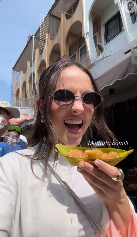 Larissa Manoela também está degustando algumas comidas locais.