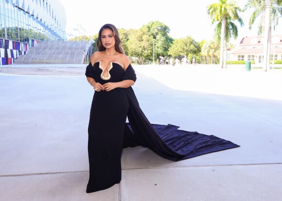 Simone Mendes escolheu um vestido preto nada básico para comparecer ao Grammy Latino 2024