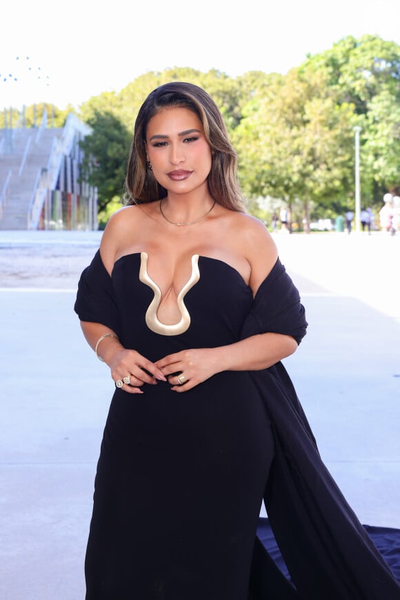 Simone Mendes escolheu um vestido preto da grife Cult Gaia