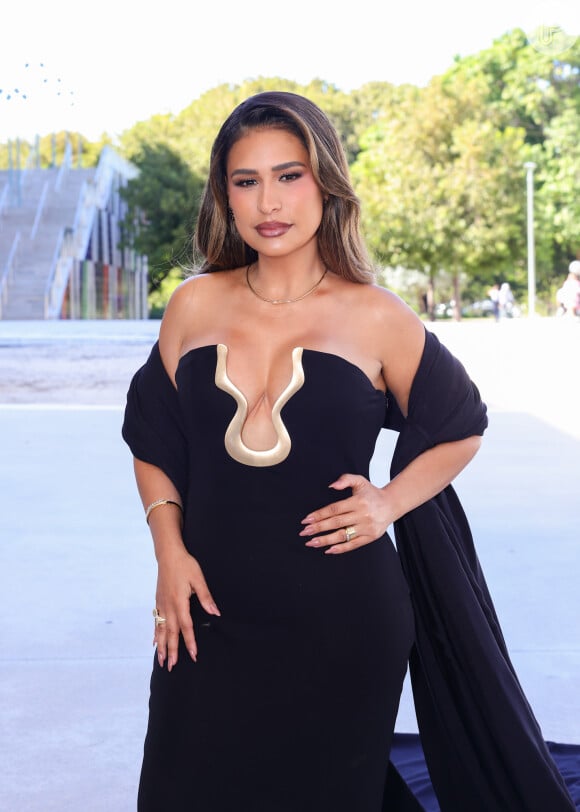 No Grammy Latino 2024, Simone Mendes escolheu vestido com um decote generoso e uma cauda gigantesca