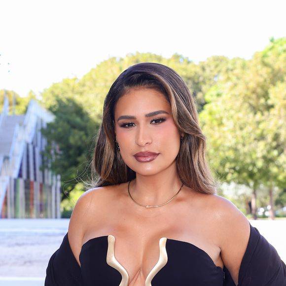 No Grammy Latino 2024, Simone Mendes escolheu vestido com um decote generoso e uma cauda gigantesca