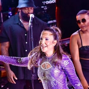 Ivete Sangalo usou um body roxo com leve recorte