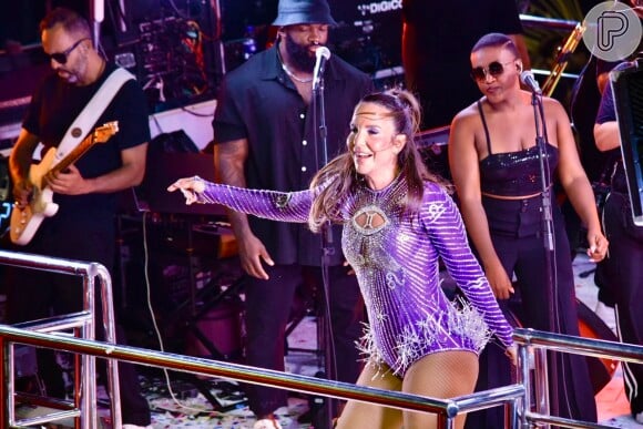 Ivete Sangalo usou um body roxo com leve recorte