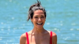 Esposa de Michel Teló, Thais Fersoza valoriza corpo em maiô vermelho na praia e recebe elogios: 'Linda sem ser vulgar'