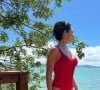 Thais Fersoza elegeu um maiô vermelho cavado e muitos elegantes para curtir a praia