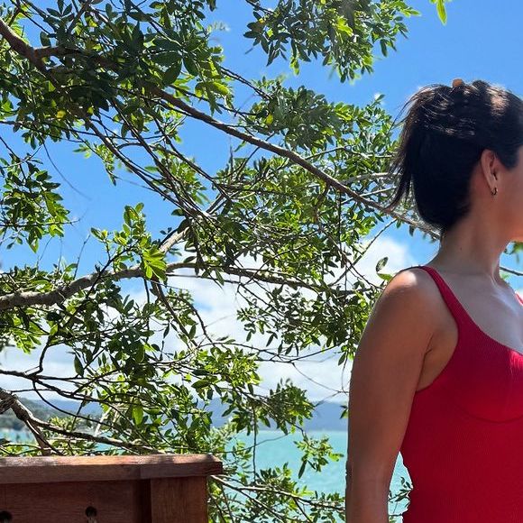 Thais Fersoza elegeu um maiô vermelho cavado e muitos elegantes para curtir a praia